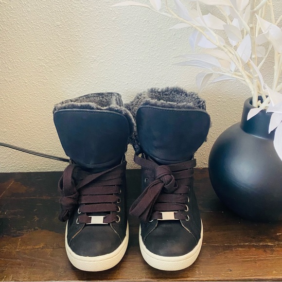 UGG Women’s Starlyn Full Grain Leather Fold Over Trainers - Black (Size 5)🌹 - Picture 3 of 14